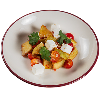 Salada fresca servida em prato branco
